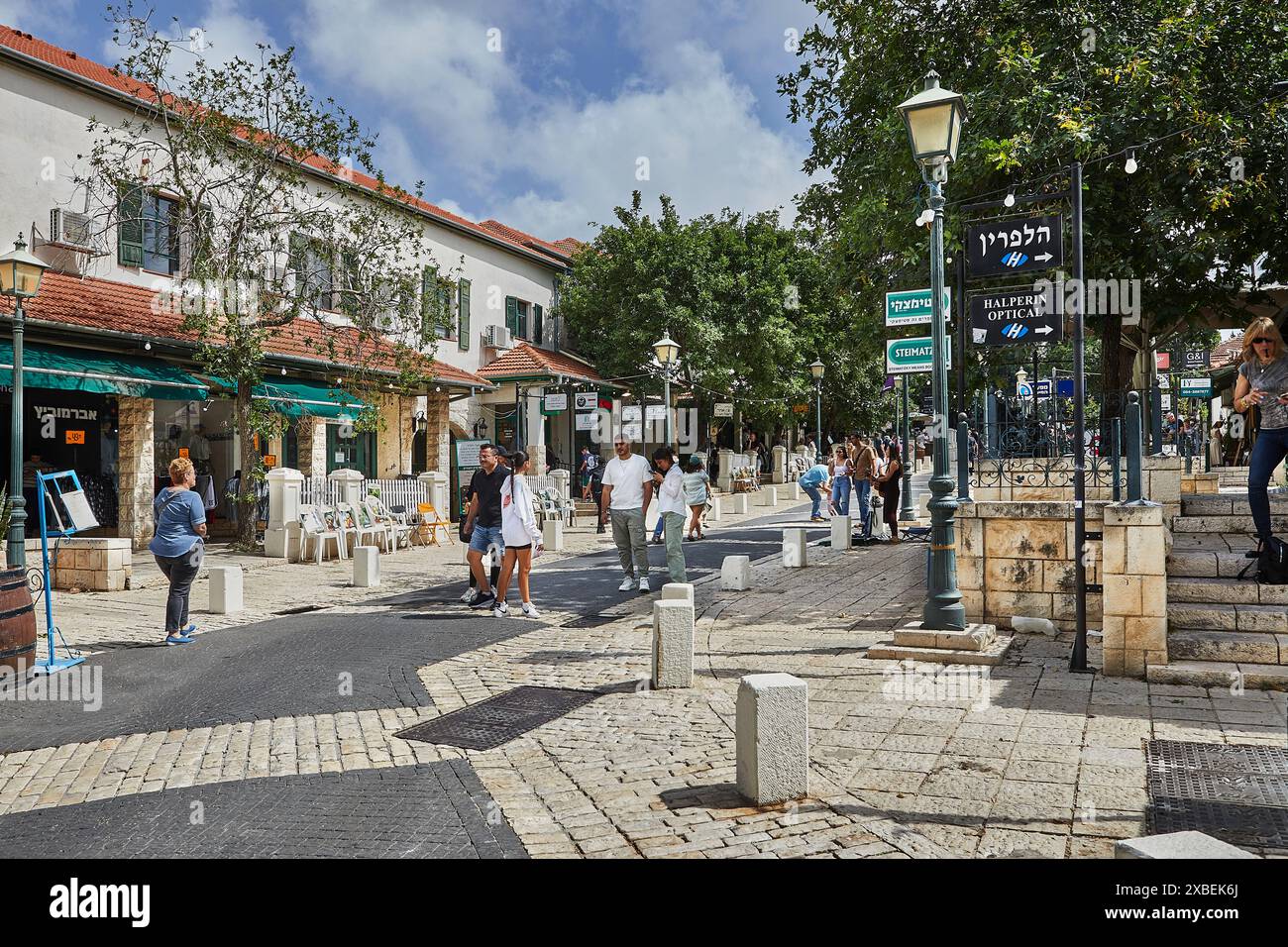 Zikhron Ya'akov, Israele - ay 4, 2024: Zikhron Ya'akov delle strade principali. Fu uno dei primi insediamenti ebraici in Israele fondato nel 1882 da Bar Foto Stock