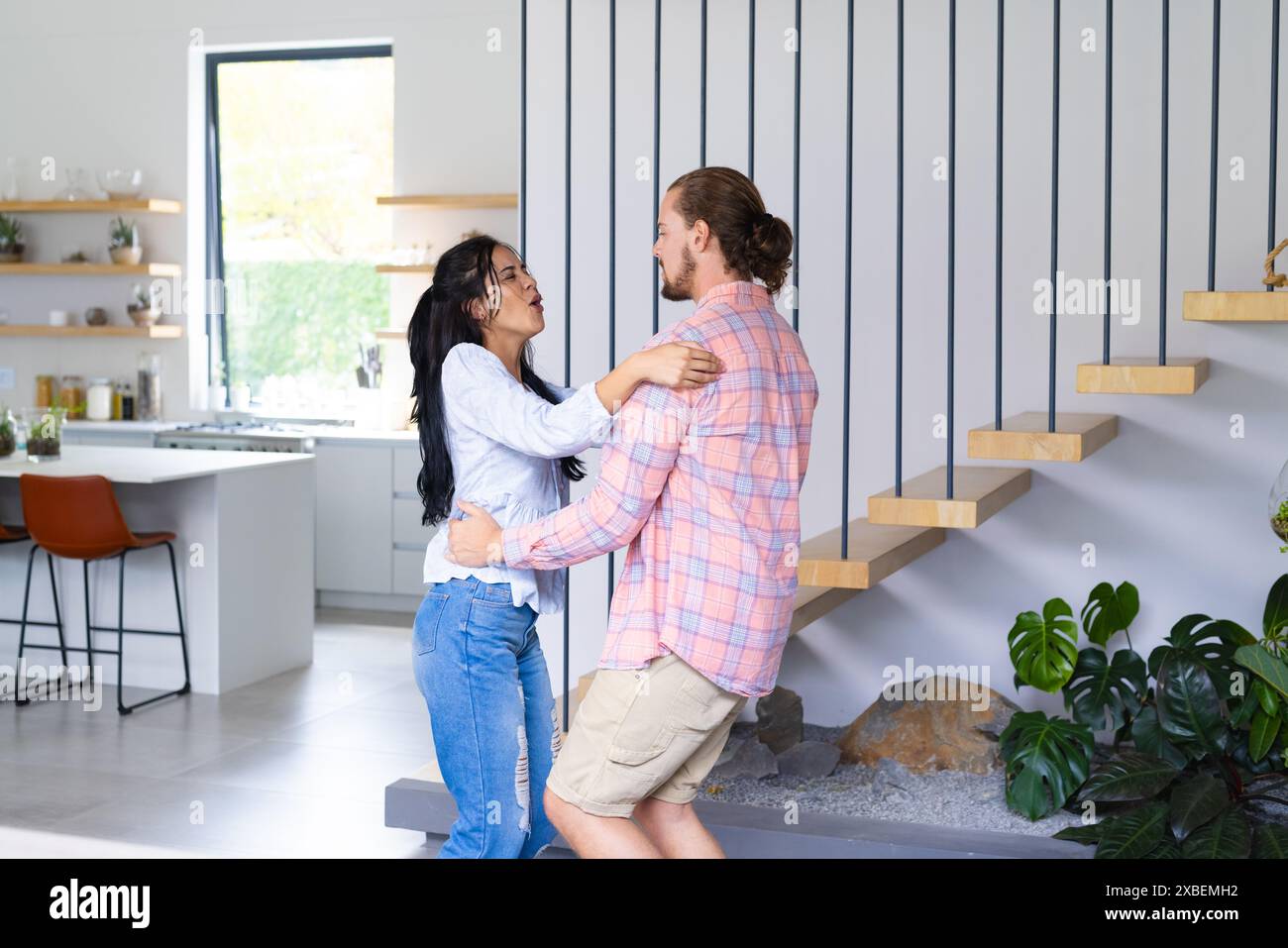 Giovani coppie diverse che ballano insieme al chiuso Foto Stock