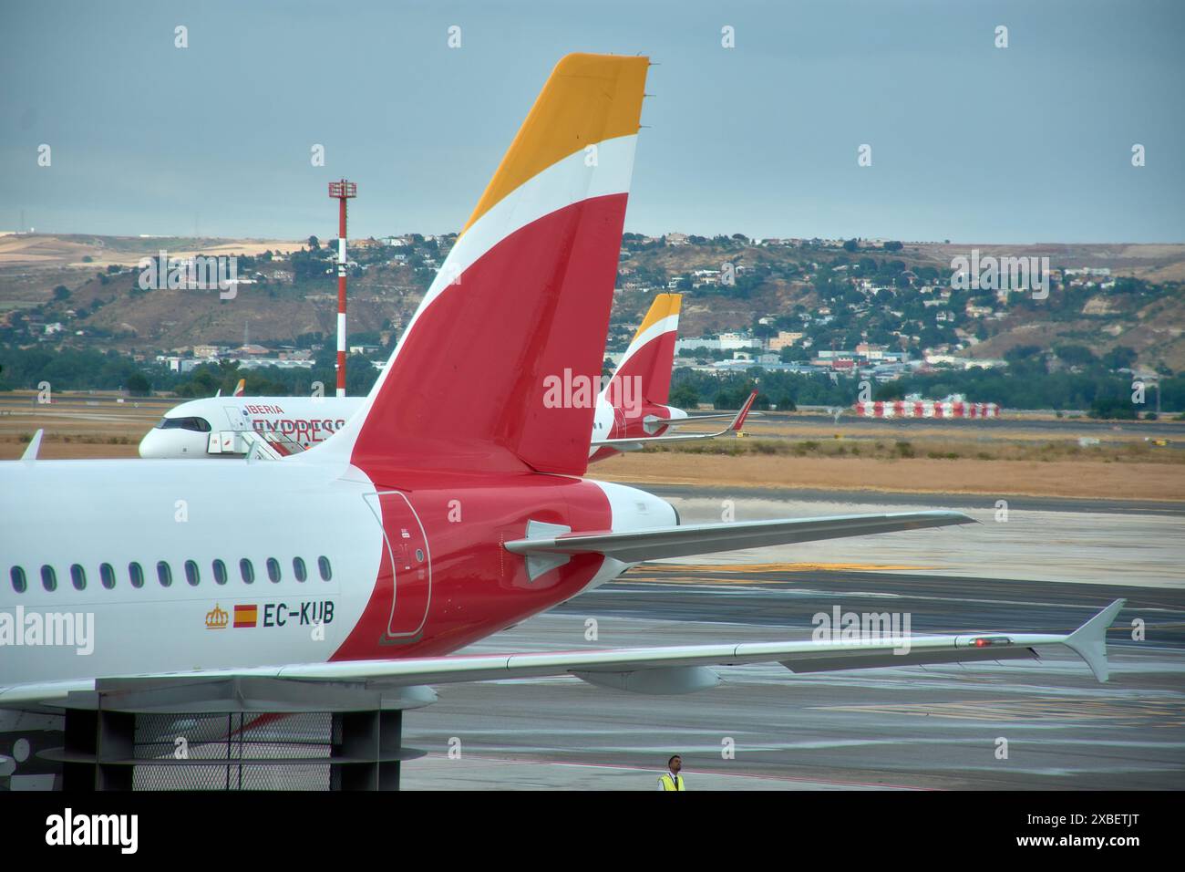 Madrid Spagna; giugno, 09.2024; Vista degli aerei all'aeroporto di Barajas; la vista è dalla zona d'imbarco; gli aerei provengono dall'Iberia Foto Stock