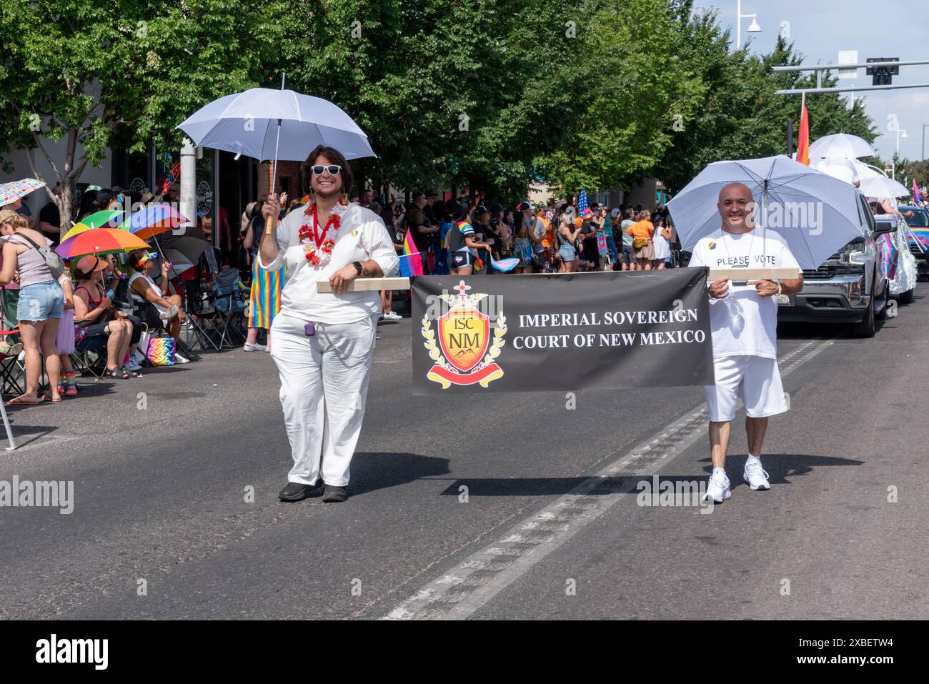 Due partecipanti alla sfilata vestiti di bianco dalla corte imperiale del nuovo Messico nella Pride Parade 2024, Albuquerque, New Mexico, USA. Foto Stock