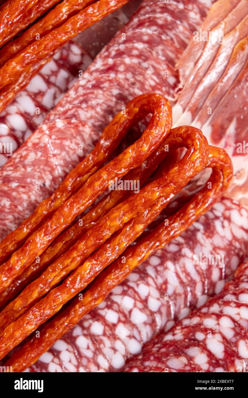 Salame e salsicce affumicate vista dall'alto Foto Stock
