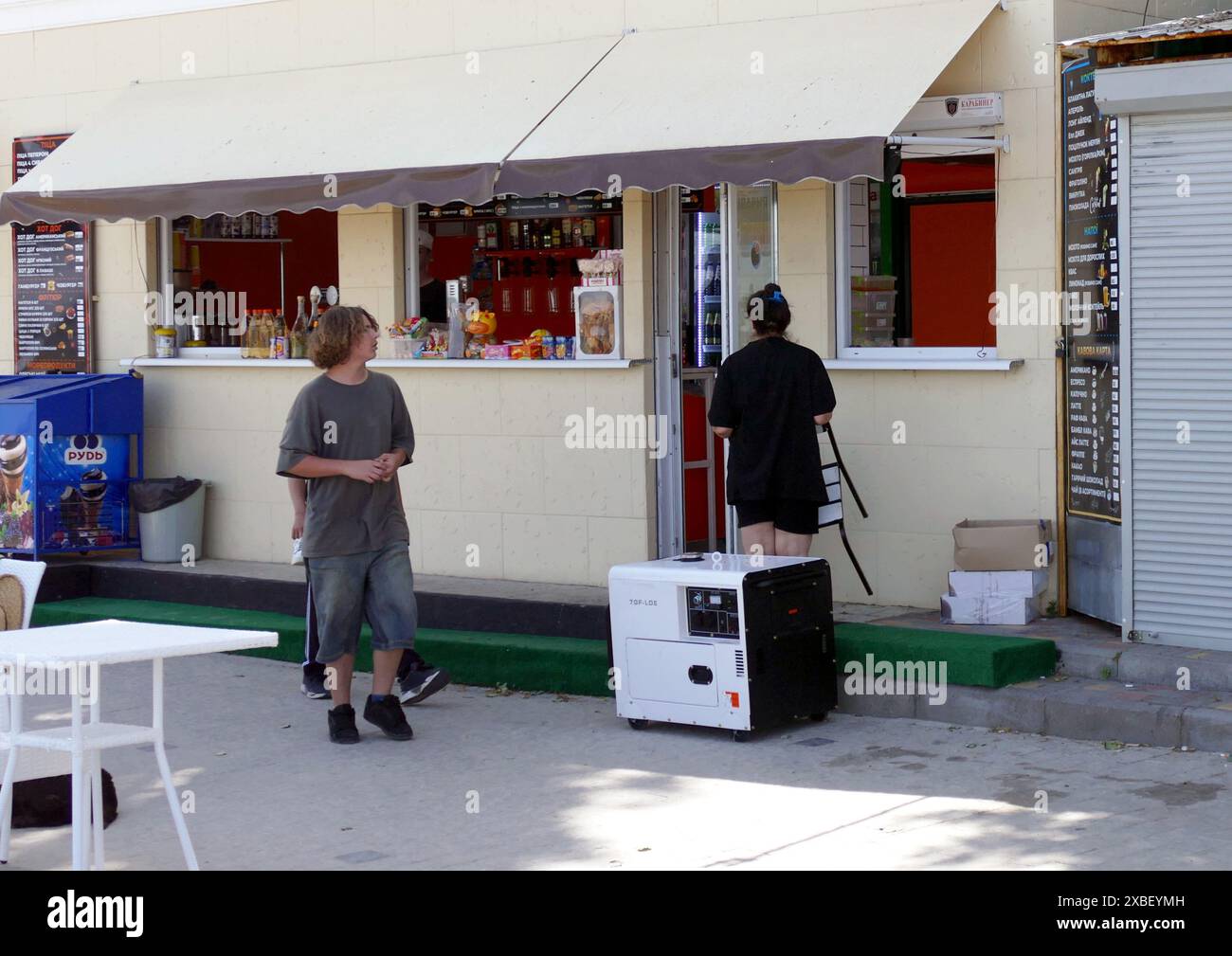 ODESA, UCRAINA - 11 GIUGNO 2024 - Un generatore alimenta un caffè al mare durante i blackout ondulati, Odesa, Ucraina meridionale. Foto Stock