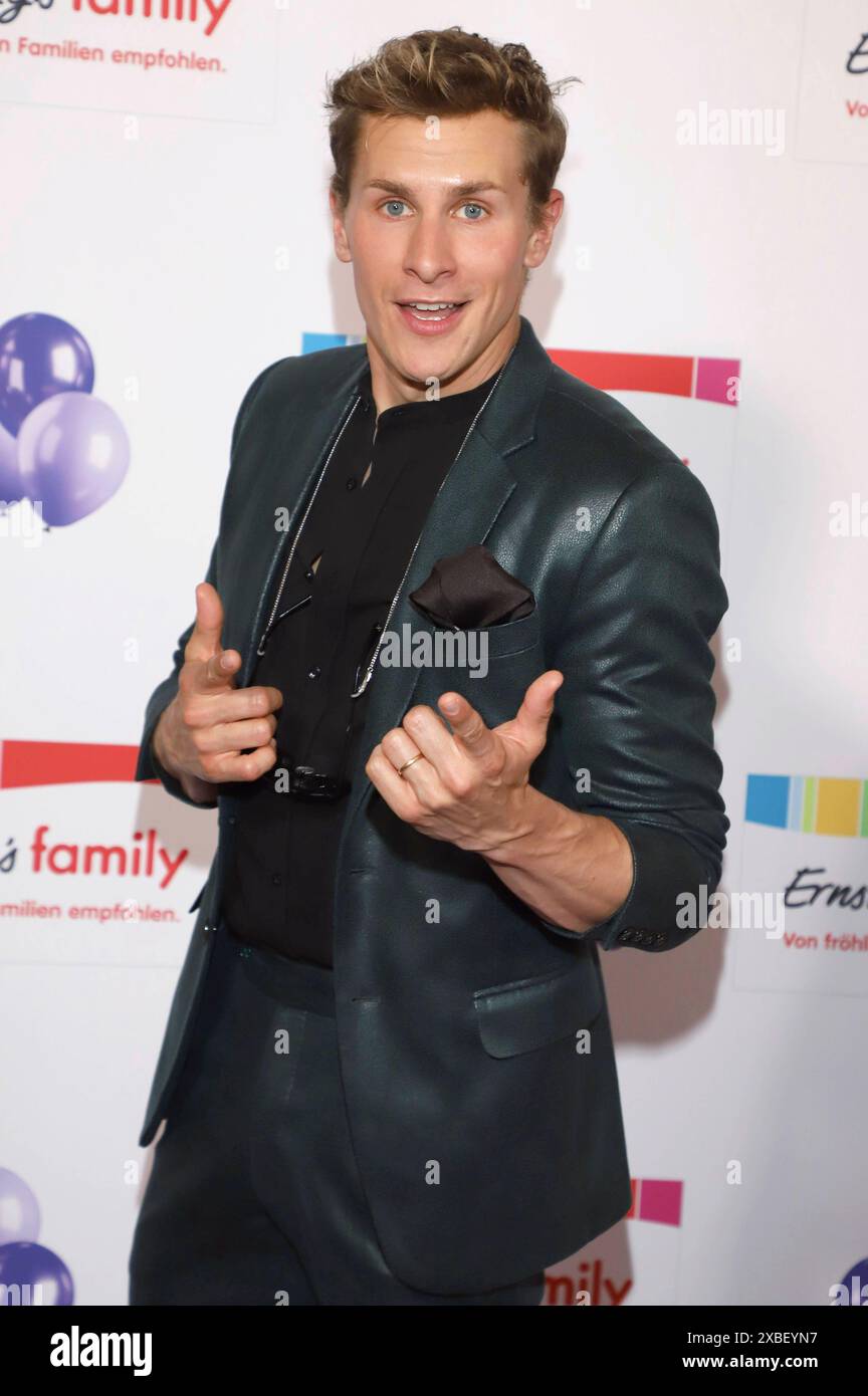 Spettacolo di moda per famiglie di Lukas Sauer bei der Ernsting 2024 im Hotel Atlantic. Amburgo, 11.06.2024 *** Lukas Sauer alla fiera di moda di famiglia Ernsting 2024 presso l'Hotel Atlantic Hamburg, 11 06 2024 foto:xgbrcix/xFuturexImagex enrstings_4635 Foto Stock