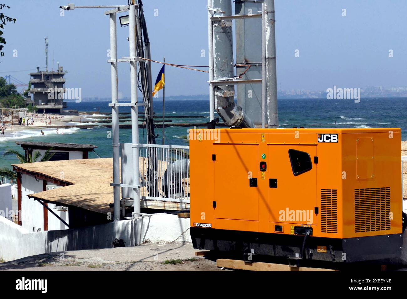 ODESA, UCRAINA - 11 GIUGNO 2024 - Un generatore alimenta un caffè al mare durante i blackout ondulati, Odesa, Ucraina meridionale. Foto Stock