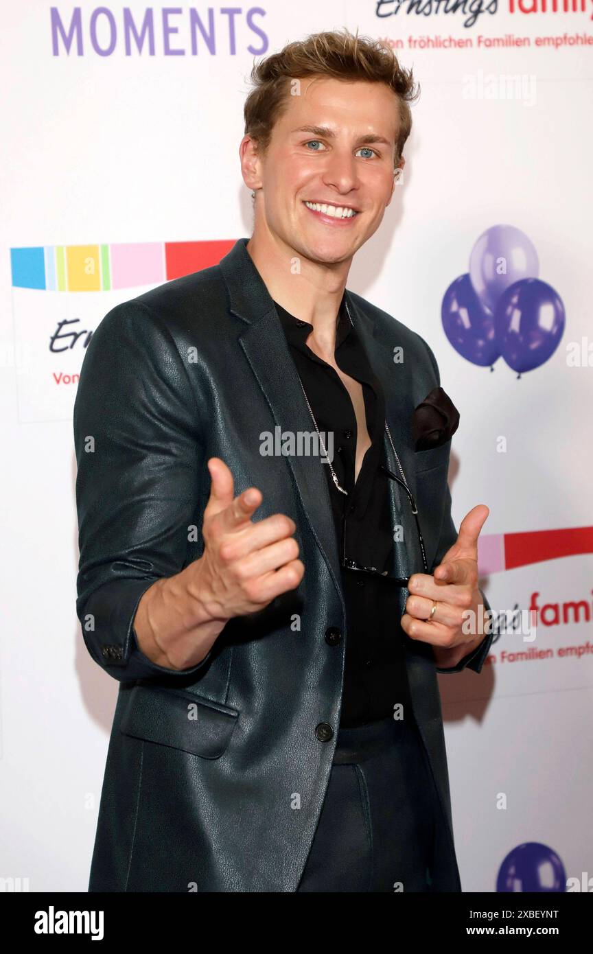 Spettacolo di moda per famiglie di Lukas Sauer bei der Ernsting 2024 im Hotel Atlantic. Amburgo, 11.06.2024 *** Lukas Sauer alla fiera di moda di famiglia Ernsting 2024 presso l'Hotel Atlantic Hamburg, 11 06 2024 foto:xgbrcix/xFuturexImagex enrstings_4634 Foto Stock