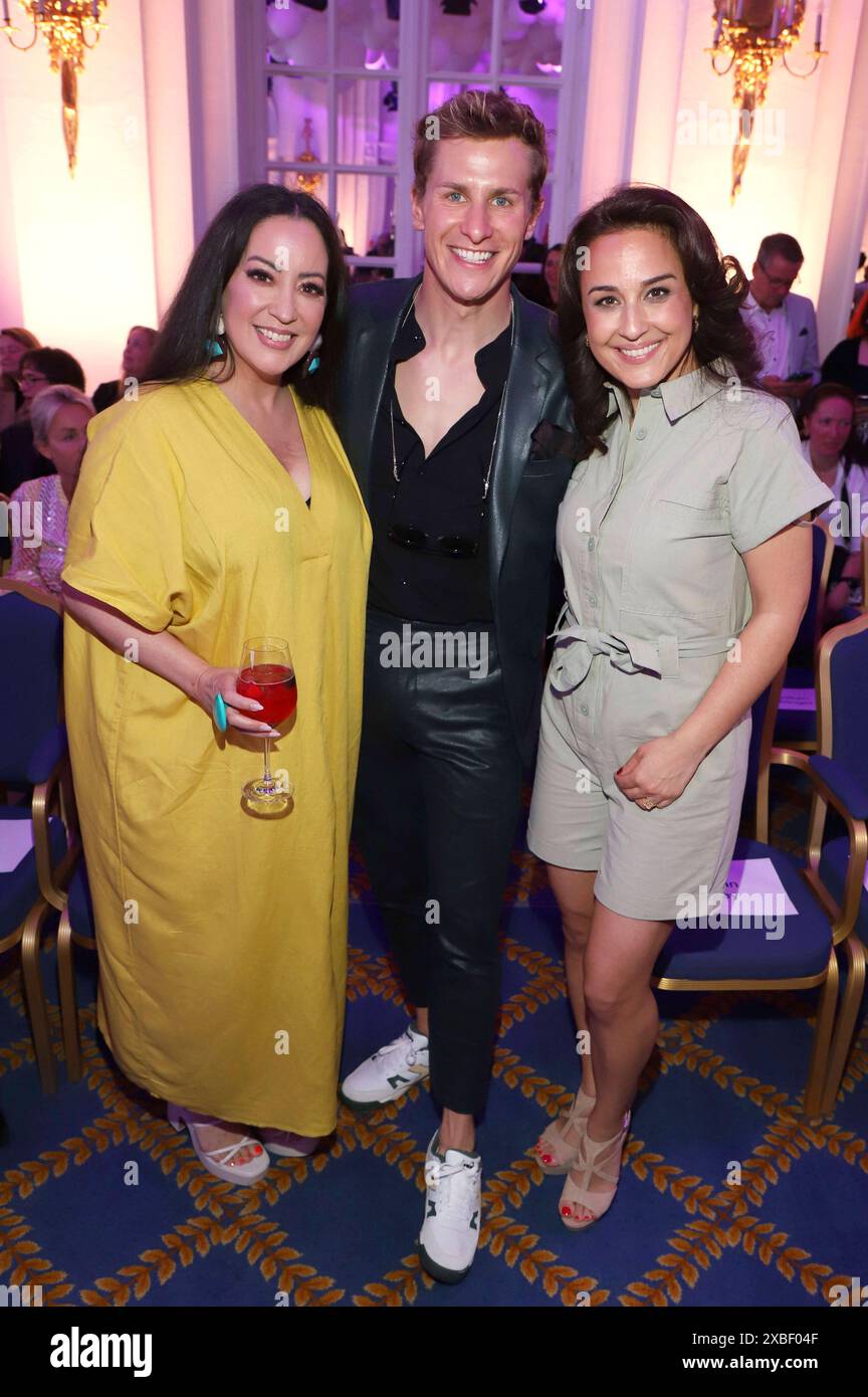 Miyabi Kawai, Lukas Sauer und Nina Moghaddam bei der Ernsting's Family Fashion Show 2024 im Hotel Atlantic. Amburgo, 11.06.2024 *** Miyabi Kawai, Lukas Sauer e Nina Moghaddam all'Ernsting's Family Fashion Show 2024 all'Hotel Atlantic Hamburg, 11 06 2024 foto:xgbrcix/xFuturexImagex Enrstings_4700 Foto Stock