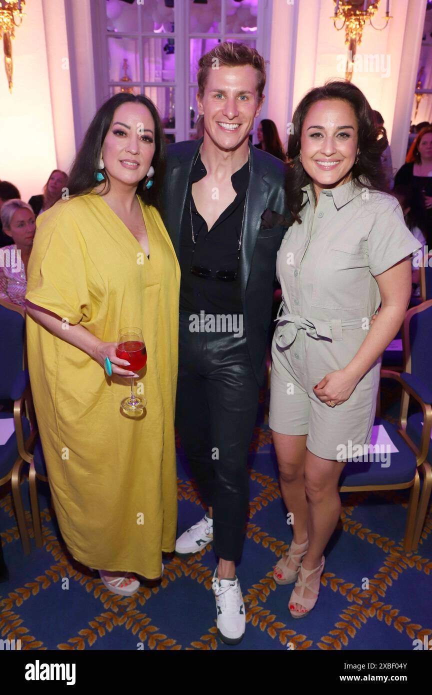 Miyabi Kawai, Lukas Sauer und Nina Moghaddam bei der Ernsting's Family Fashion Show 2024 im Hotel Atlantic. Amburgo, 11.06.2024 *** Miyabi Kawai, Lukas Sauer e Nina Moghaddam all'Ernsting's Family Fashion Show 2024 all'Hotel Atlantic Hamburg, 11 06 2024 foto:xgbrcix/xFuturexImagex Enrstings_4699 Foto Stock