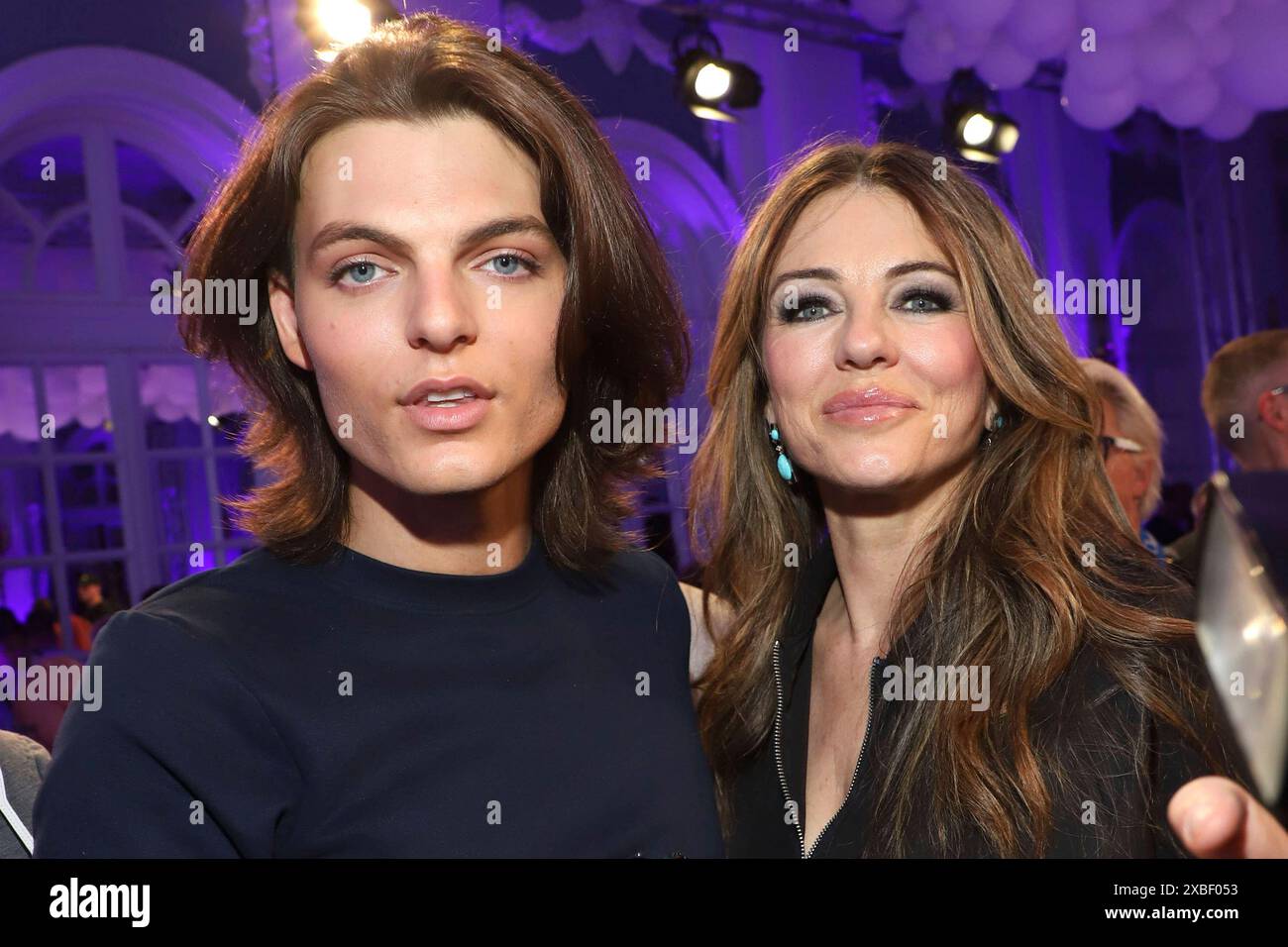 Damian Hurley mit Mutter Elizabeth Hurley bei der Ernsting's Family Fashion Show 2024 im Hotel Atlantic. Amburgo, 11.06.2024 *** Damian Hurley con madre Elizabeth Hurley al Family Fashion Show di Ernsting 2024 presso l'Hotel Atlantic Hamburg, 11 06 2024 foto:xgbrcix/xFuturexImagex enrstings_4718 Foto Stock