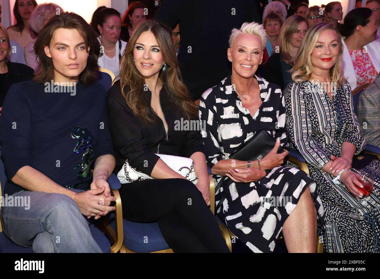 Damian Hurley, Elizabeth Hurley, Brigitte Nielsen e Elisabeth Röhm bei der Ernsting's Family Fashion Show 2024 im Hotel Atlantic. Amburgo, 11.06.2024 *** Damian Hurley, Elizabeth Hurley, Brigitte Nielsen e Elisabeth Röhm all'Ernsting's Family Fashion Show 2024 all'Hotel Atlantic Hamburg, 11 06 2024 foto:xgbrcix/xFuturexImagex enrstings_4703 Foto Stock