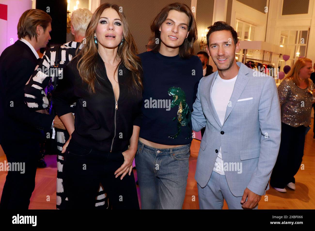 Elizabeth Hurley, Damian Hurley e Marcel Remus bei der Ernsting's Family Fashion Show 2024 im Hotel Atlantic. Amburgo, 11.06.2024 *** Elizabeth Hurley, Damian Hurley e Marcel Remus all'Ernsting's Family Fashion Show 2024 all'Hotel Atlantic Hamburg, 11 06 2024 foto:xgbrcix/xFuturexImagex enrstings_4716 Foto Stock