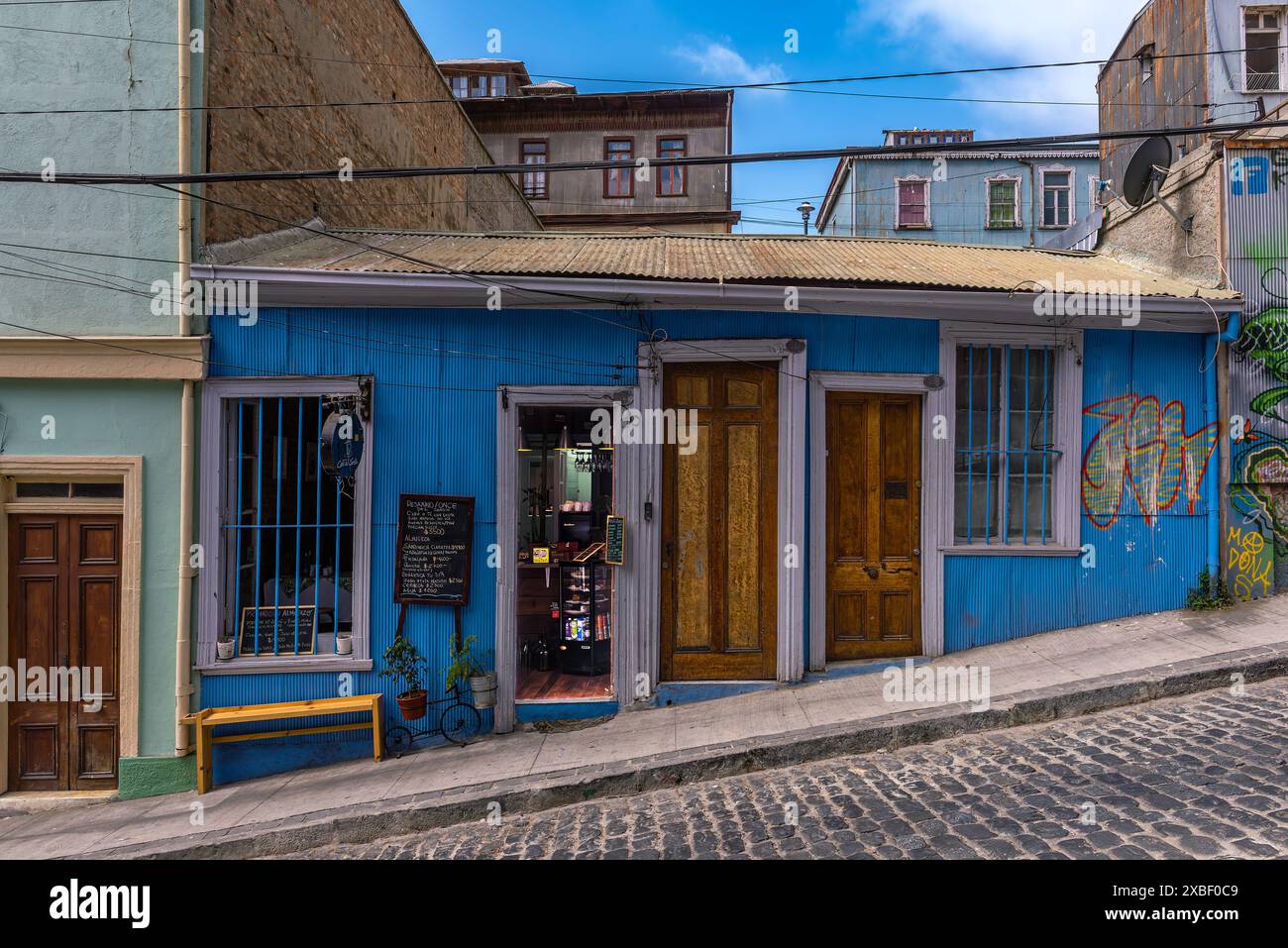 Facciate di costruzione nel porto marittimo cileno di Valparaiso Foto Stock