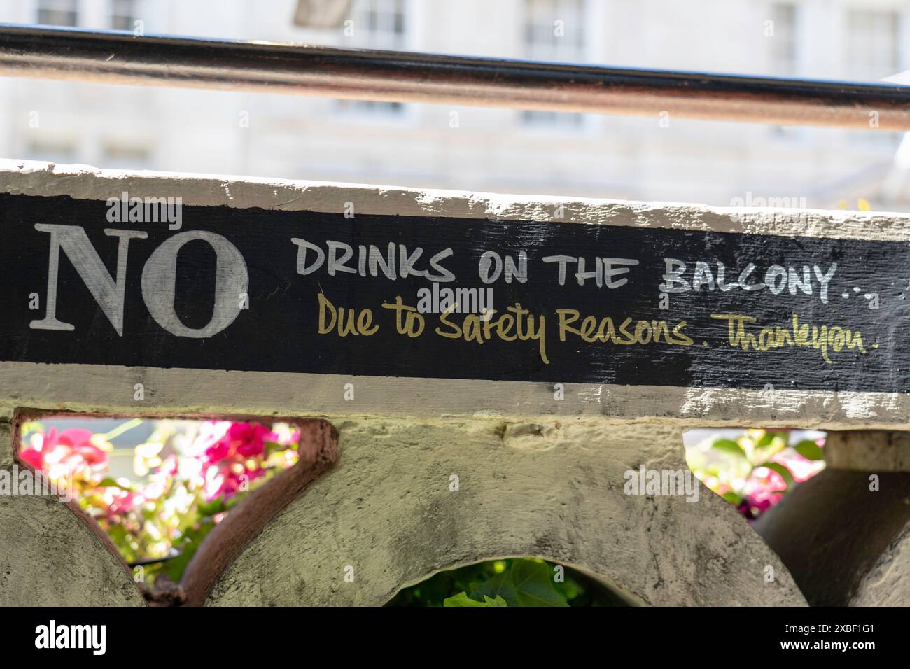 Non c'erano bevande sul balcone, cantate in un pub di Londra Foto Stock