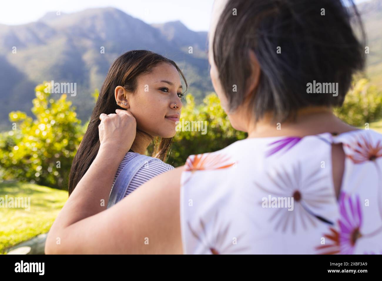 Nipote birazziale che passa del tempo con la sua nonna asiatica all'aperto Foto Stock