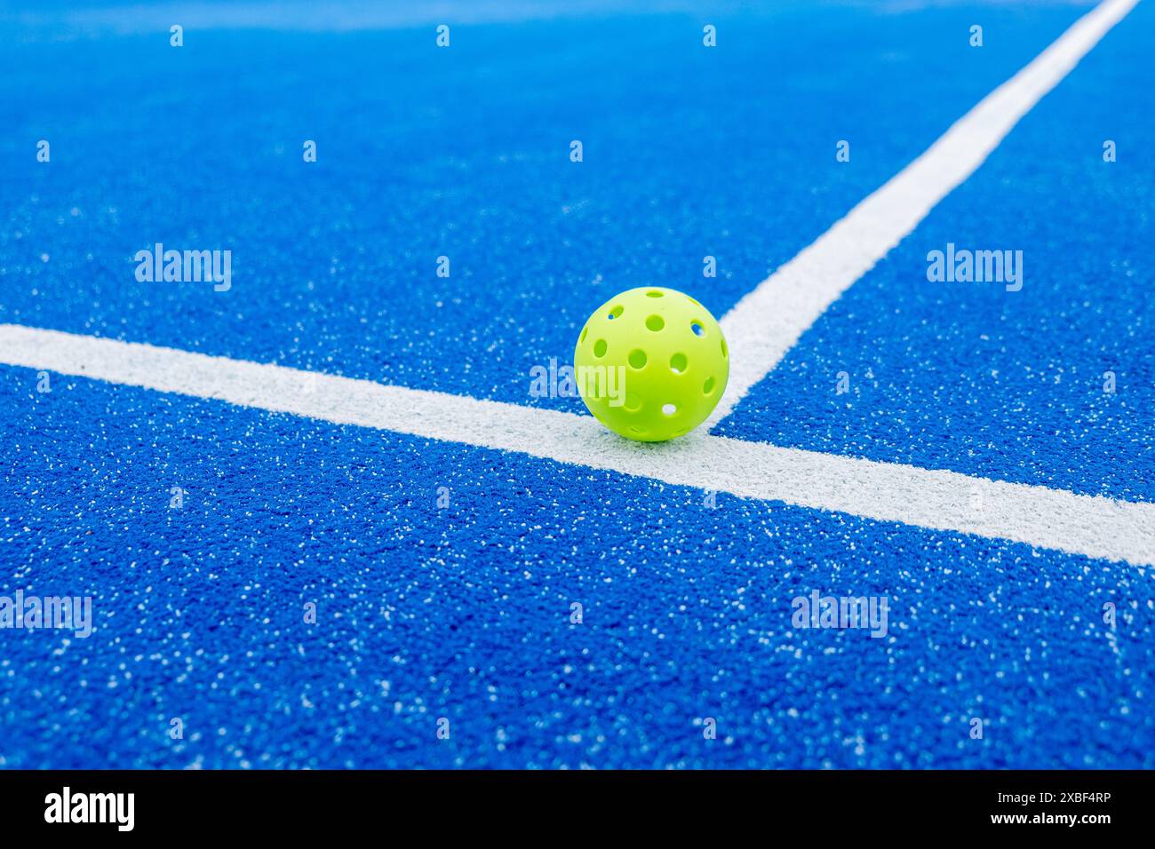 palla da picchetto verde in un campo da picchetto, nuovo sport con racchetta Foto Stock