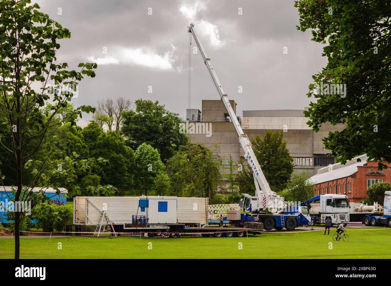 Belfast, Contea di Down Irlanda del Nord 10 giugno 2024 - squadra di operai edili che erigono una grande ruota panoramica nel Giardino Botanico di Belfast Foto Stock