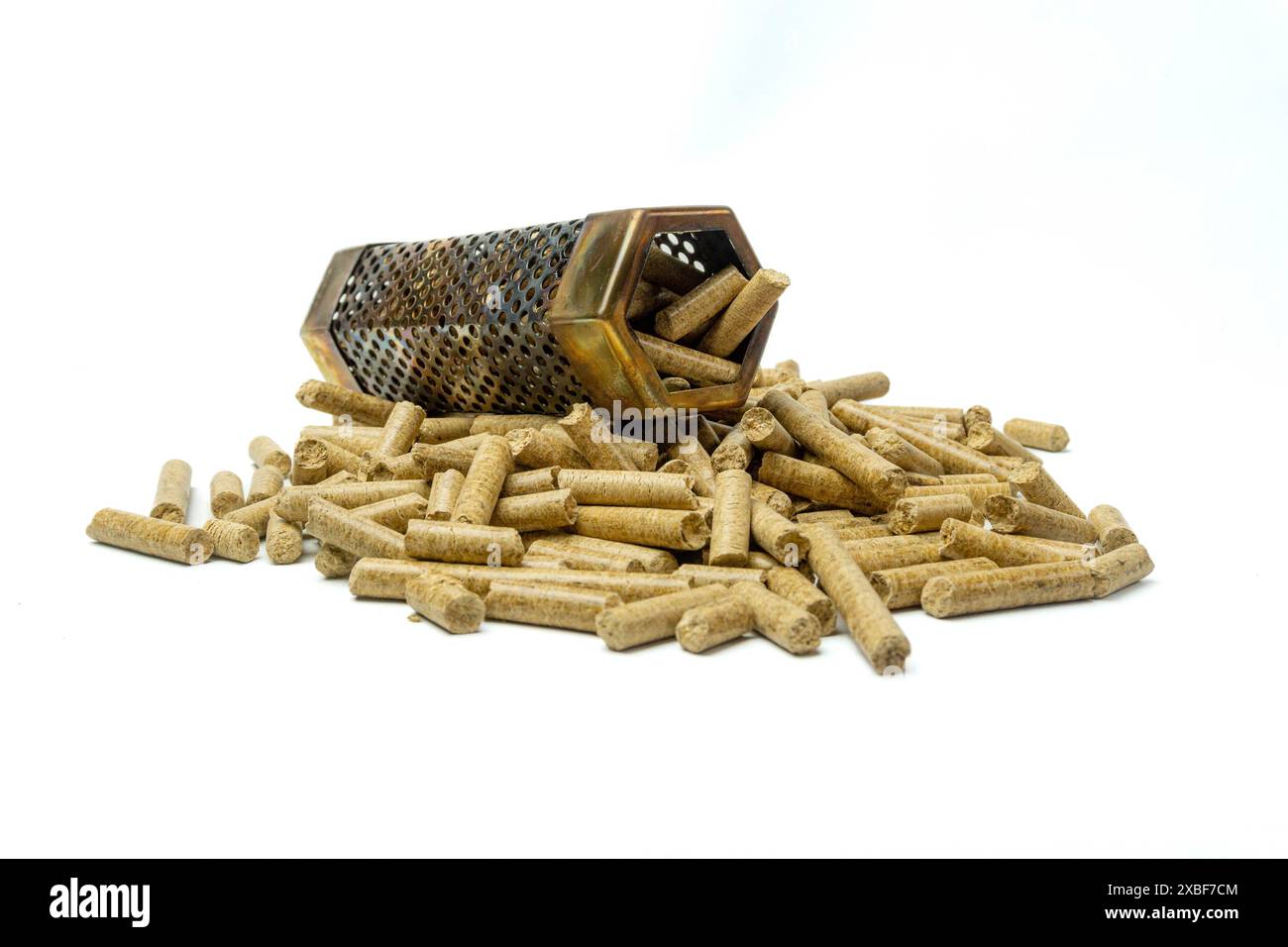 tubo per fumatori per barbecue e pellet di legno, utensili per fumo freddo, fumatore di formaggio, isolato su sfondo bianco Foto Stock