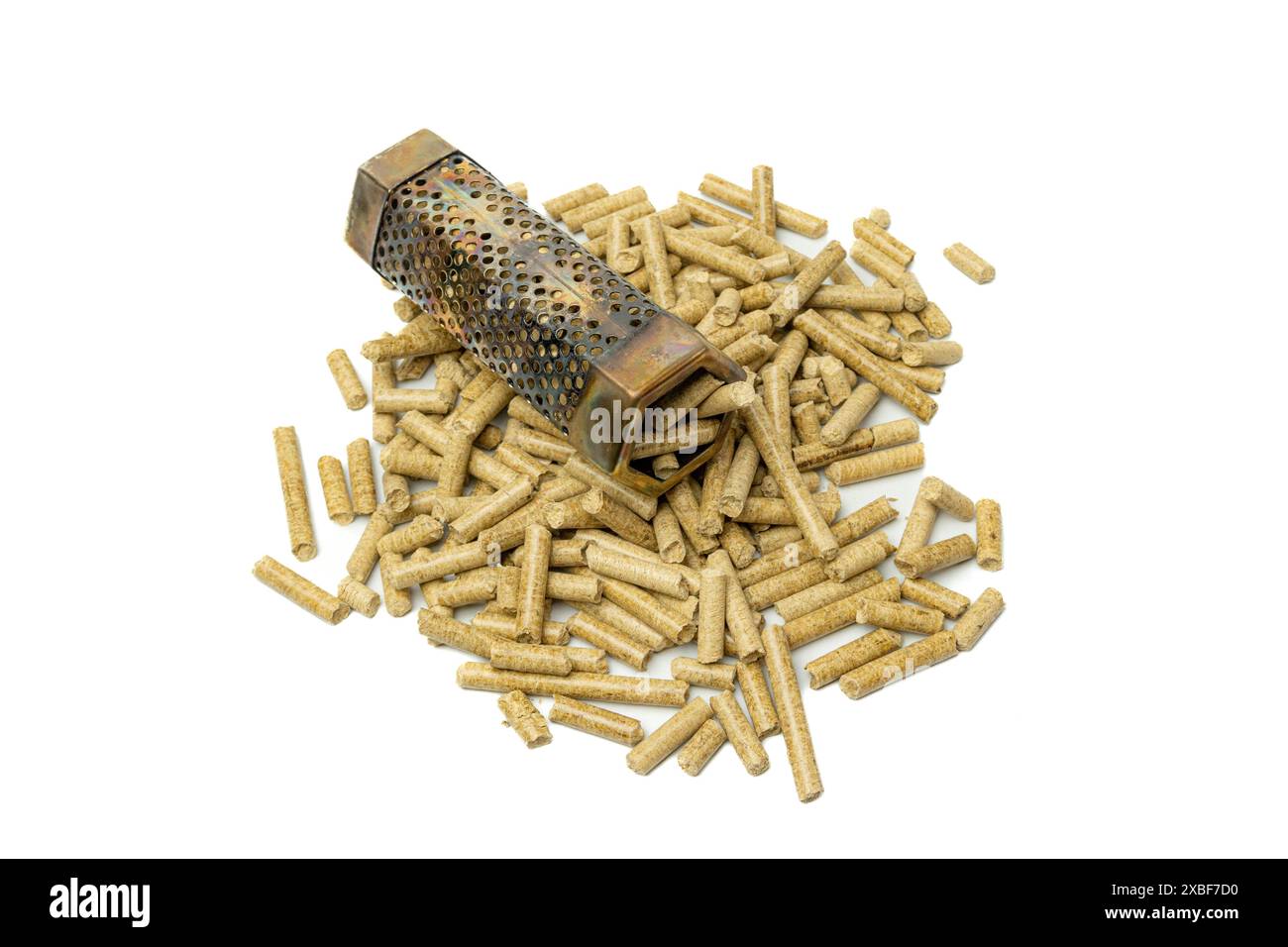 tubo per fumatori per barbecue e pellet di legno, utensili per fumo freddo, fumatore di formaggio, isolato su sfondo bianco Foto Stock