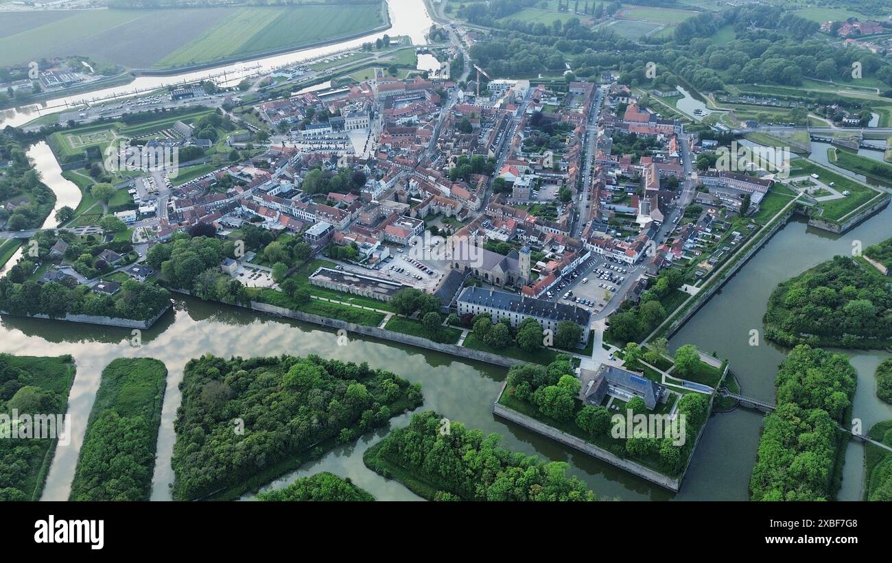 Riprese aeree con drone di Gravelines, Francia, storica città costiera fortificata nel Nord con bastioni a forma di stella di Vauban e fossati d'acqua circostanti Foto Stock