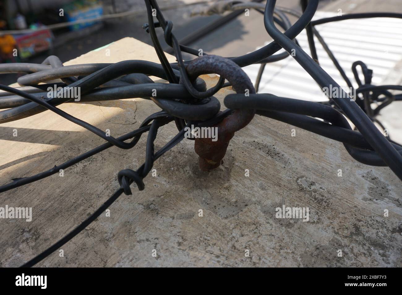 Gancio tenditore in acciaio inox e fascette di collegamento per fune metalliche in acciaio inox e concetto di collegamento. concetto di sostegno e sicurezza Foto Stock