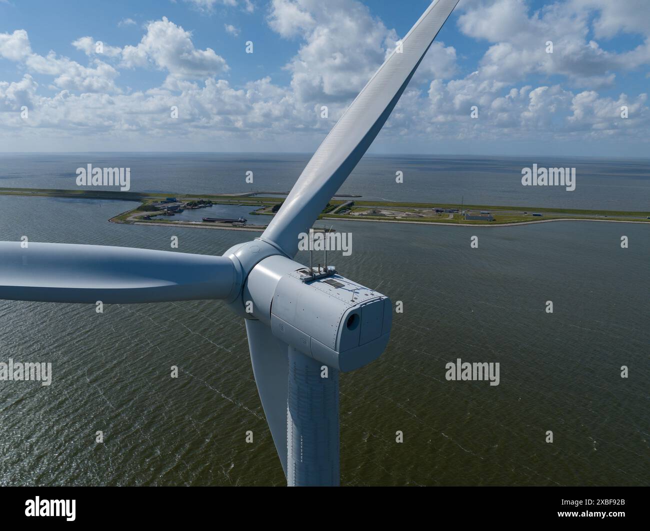 Turbine eoliche sull'acqua. Soluzione per il cambiamento climatico, energia verde e sostenibile dal vento. Vista aerea. Foto Stock