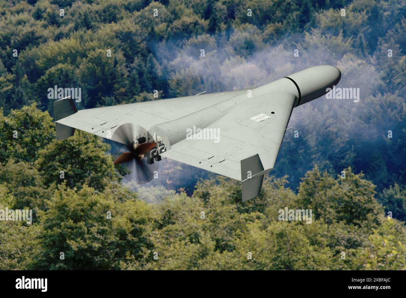 Il drone militare russo kamikaze «Shahed» vola tra le nuvole sopra una foresta verde, il drone da combattimento iraniano nel cielo, la guerra in Ucraina, Foto Stock