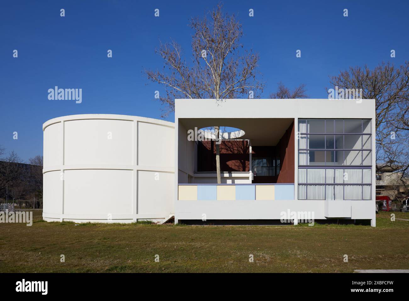 BOLOGNA, ITALIA - 2 FEBBRAIO 2024: Pavillon de l'Esprit Nouveau degli architetti le Corbusier e Pierre Jeanneret ricostruzione del 1977 a Bologna Foto Stock