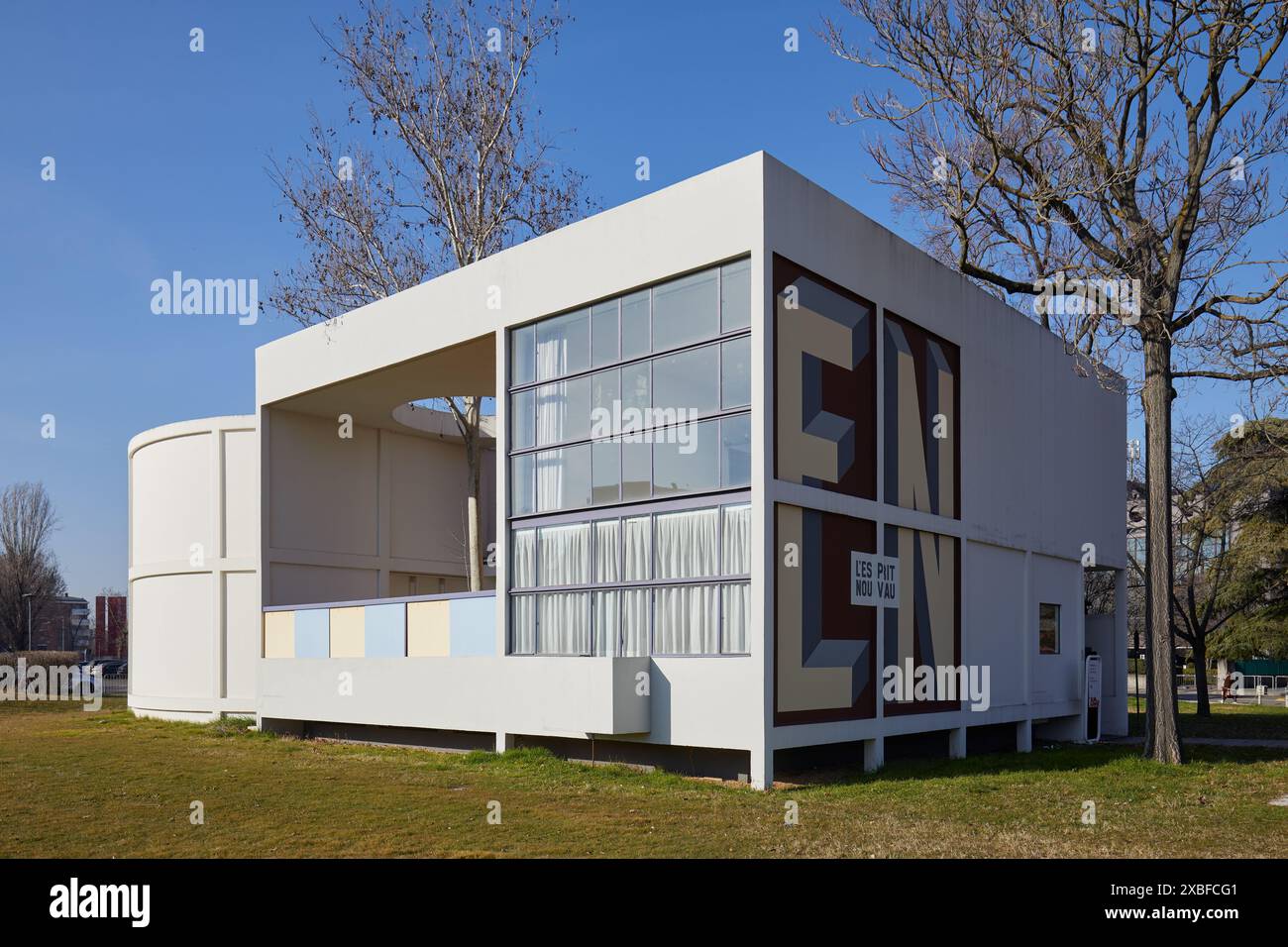 BOLOGNA, ITALIA - 2 FEBBRAIO 2024: Pavillon de l'Esprit Nouveau degli architetti le Corbusier e Pierre Jeanneret ricostruzione del 1977 a Bologna Foto Stock