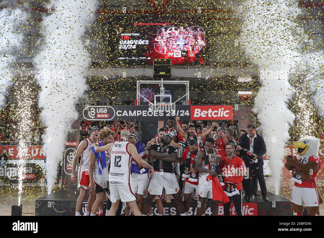 Lisbona, 10/06/2024 - lo Sport Lisboa e Benfica sono stati incoronati 2023/24 campioni nazionali di basket questo pomeriggio dopo aver battuto il Futebol Clube do Porto al Pavilhão da Luz di Lisbona Foto Stock