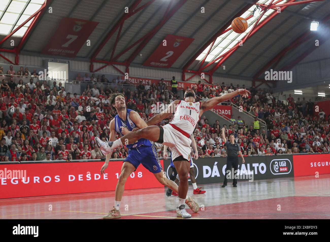 Lisbona, 10/06/2024 - lo Sport Lisboa e Benfica sono stati incoronati 2023/24 campioni nazionali di basket questo pomeriggio dopo aver battuto il Futebol Clube do Porto al Pavilhão da Luz di Lisbona Foto Stock
