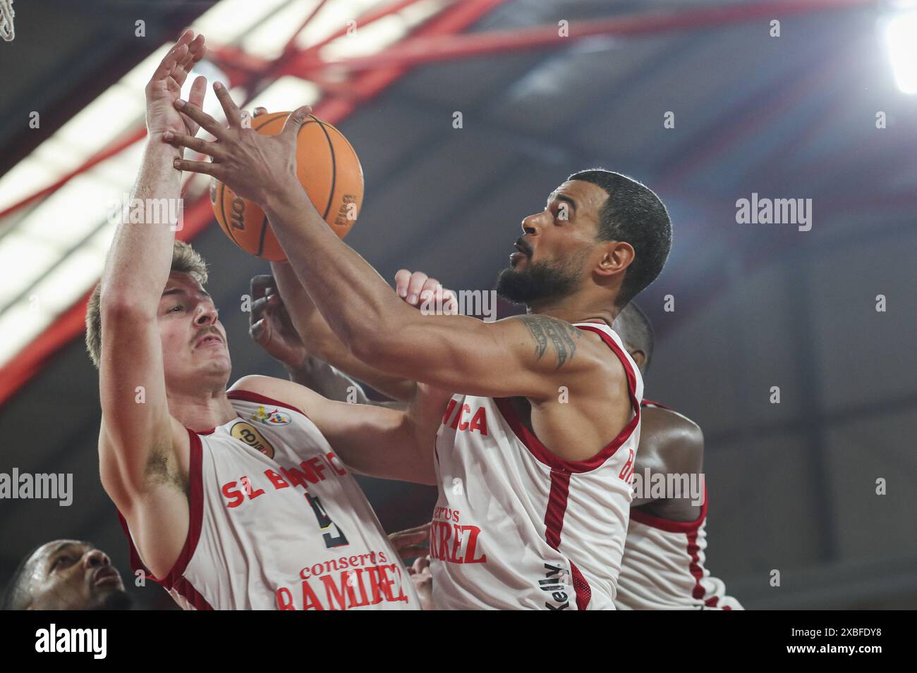 Lisbona, 10/06/2024 - lo Sport Lisboa e Benfica sono stati incoronati 2023/24 campioni nazionali di basket questo pomeriggio dopo aver battuto il Futebol Clube do Porto al Pavilhão da Luz di Lisbona Foto Stock