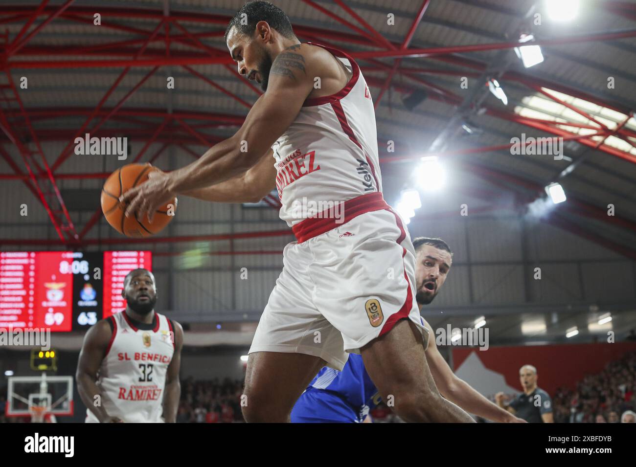 Lisbona, 10/06/2024 - lo Sport Lisboa e Benfica sono stati incoronati 2023/24 campioni nazionali di basket questo pomeriggio dopo aver battuto il Futebol Clube do Porto al Pavilhão da Luz di Lisbona Foto Stock