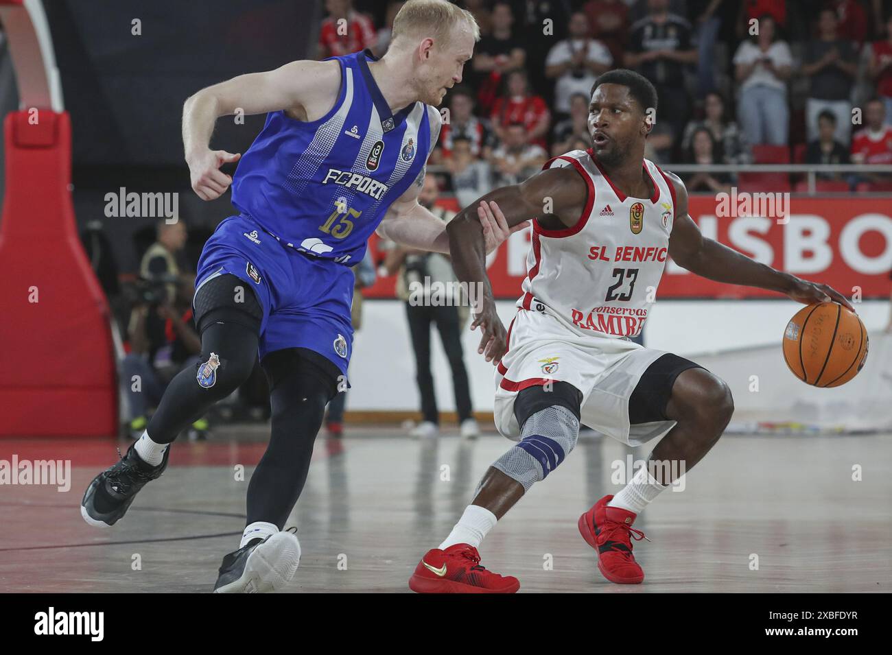 Lisbona, 10/06/2024 - lo Sport Lisboa e Benfica sono stati incoronati 2023/24 campioni nazionali di basket questo pomeriggio dopo aver battuto il Futebol Clube do Porto al Pavilhão da Luz di Lisbona Foto Stock