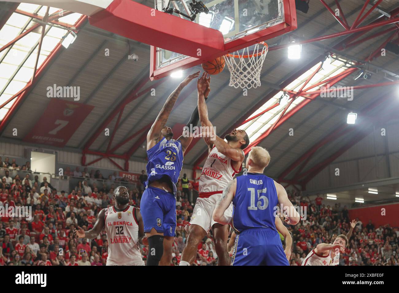 Lisbona, 10/06/2024 - lo Sport Lisboa e Benfica sono stati incoronati 2023/24 campioni nazionali di basket questo pomeriggio dopo aver battuto il Futebol Clube do Porto al Pavilhão da Luz di Lisbona Foto Stock