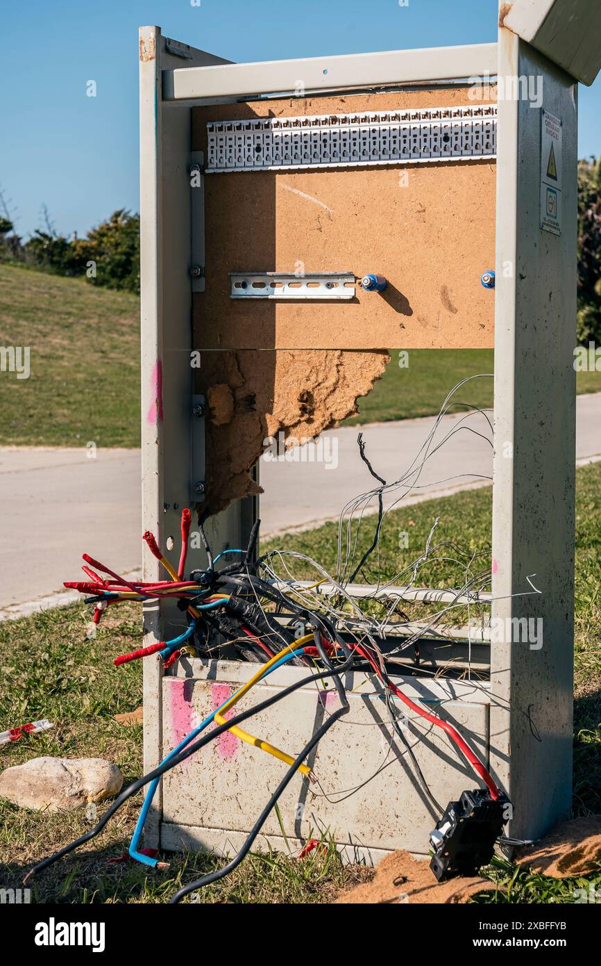 Cassetta elettrica vandalizzata. Foto Stock