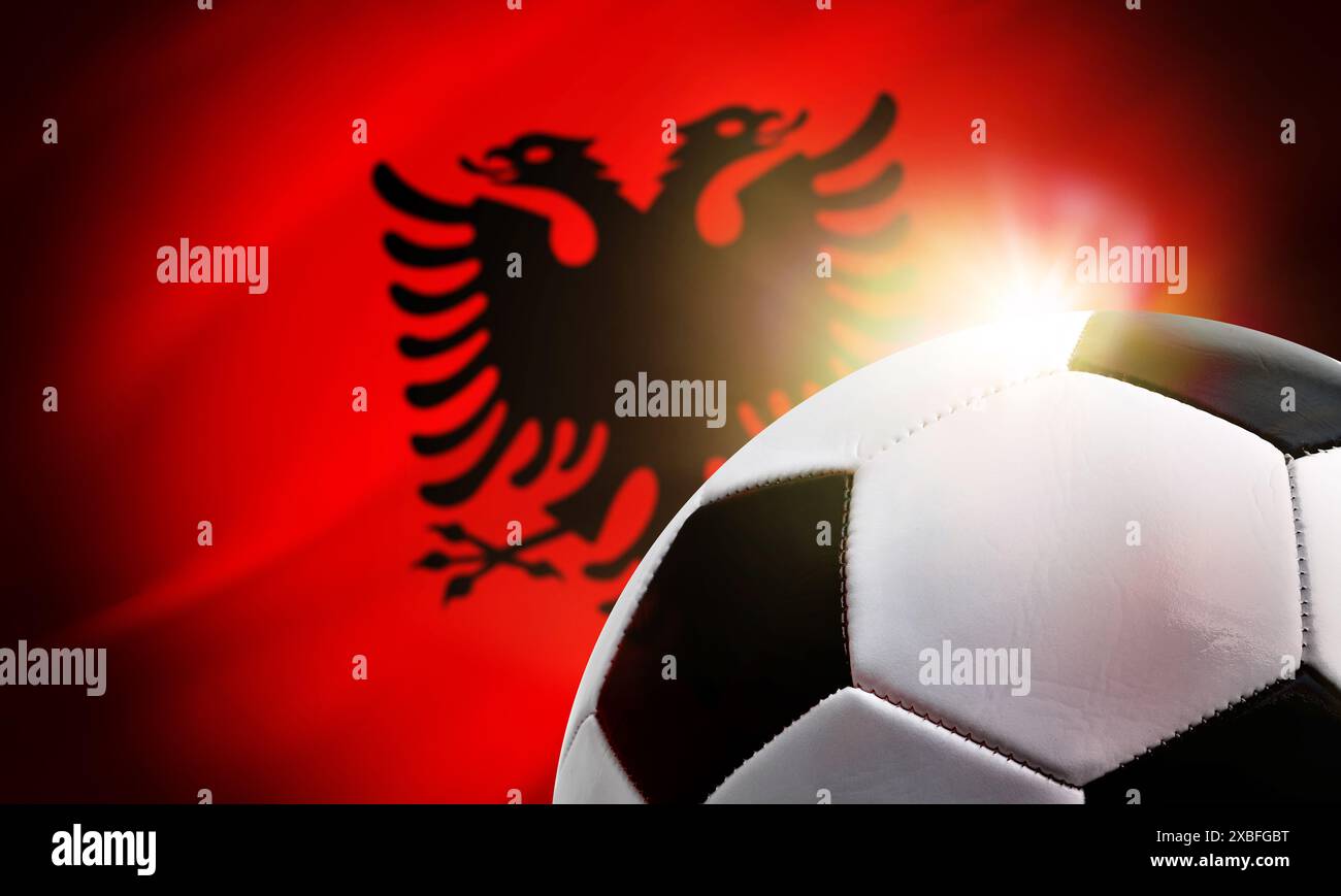 Albania calcio sfondo con palla e bandiera del paese sullo sfondo. Foto Stock