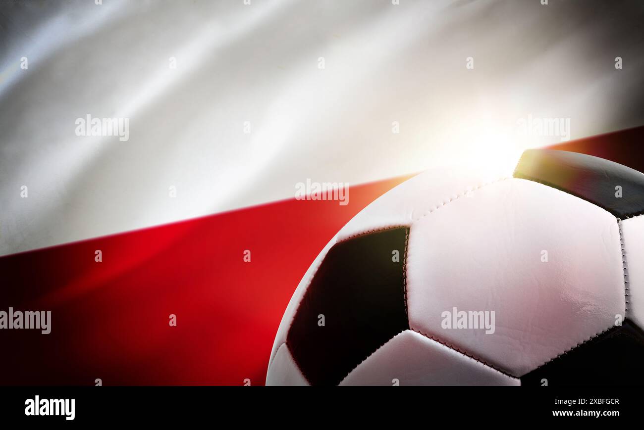 Polonia, sfondo di calcio con palla e bandiera del paese sullo sfondo. Foto Stock