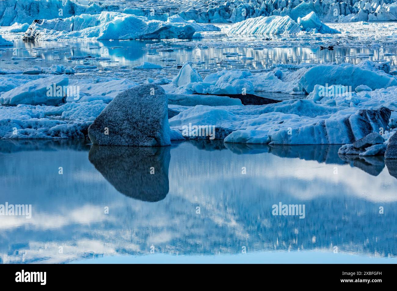 Islanda. Viaggia per fotografare il lago mozzafiato del ghiacciaio Jökulsárlón accanto al possente ghiacciaio Breiðamerkurjökull. Soleggiato giorno d'estate di agosto Foto Stock