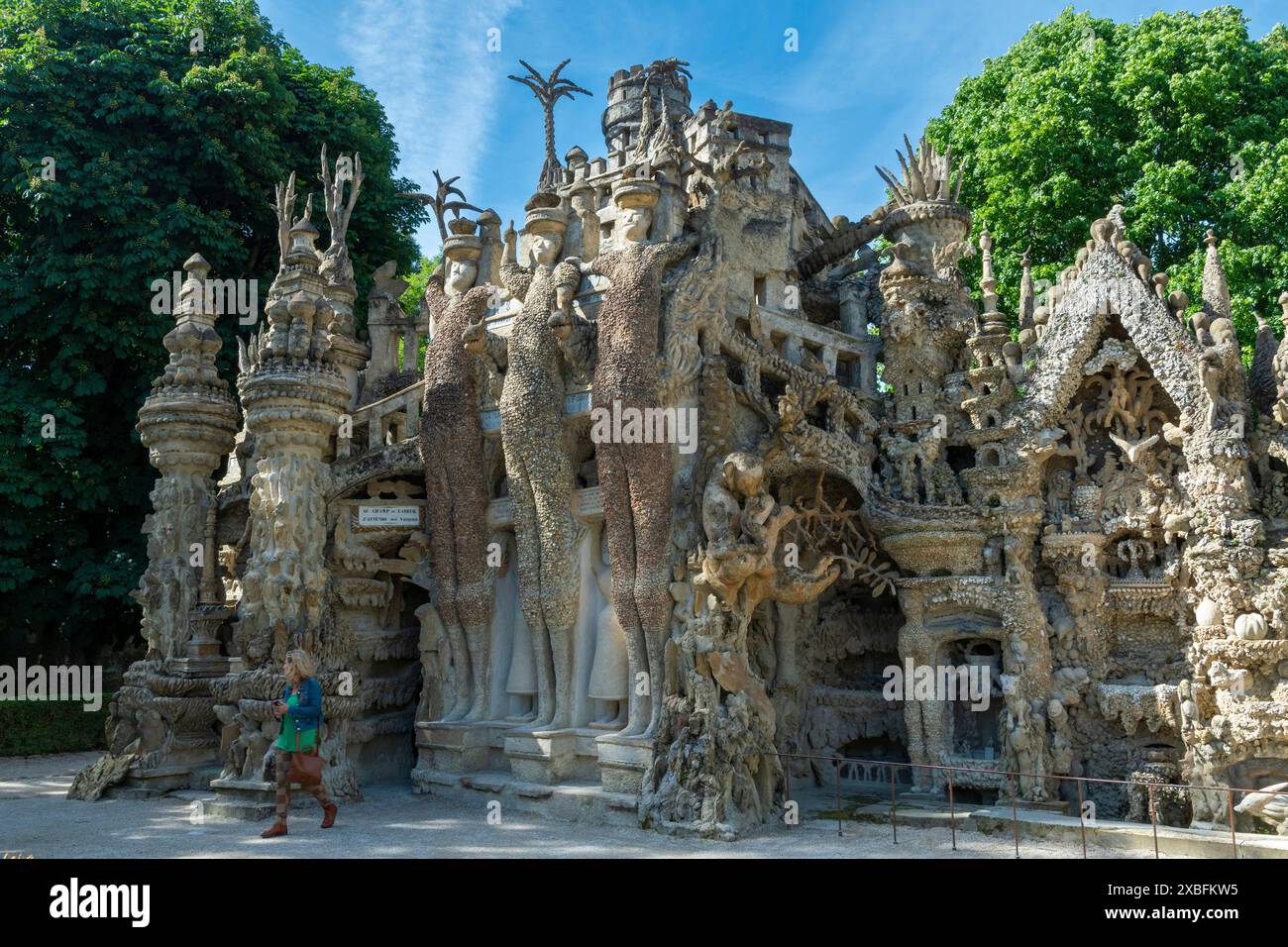 Hauterives. Il postino Ferdinad Cheval's Ideal Palace, arte ingenua, i tre giganti, Drôme, Alvernia-Rodano-Alpi, Francia Foto Stock