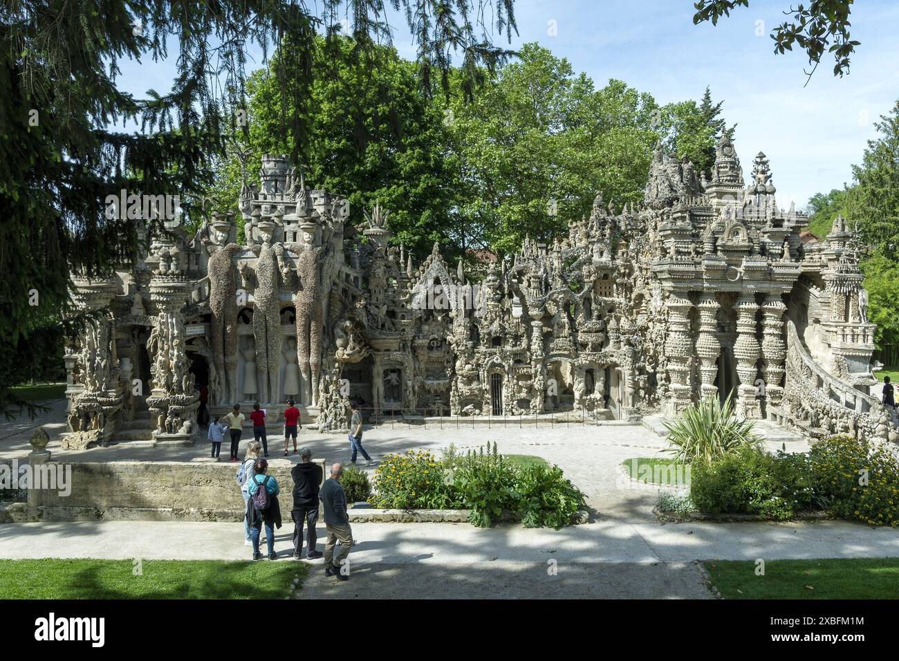 Hauterives. Postino Ferdinad Cheval's Ideal Palace, facciata est, arte ingenua, Drôme, Alvernia-Rodano-Alpi, Francia Foto Stock