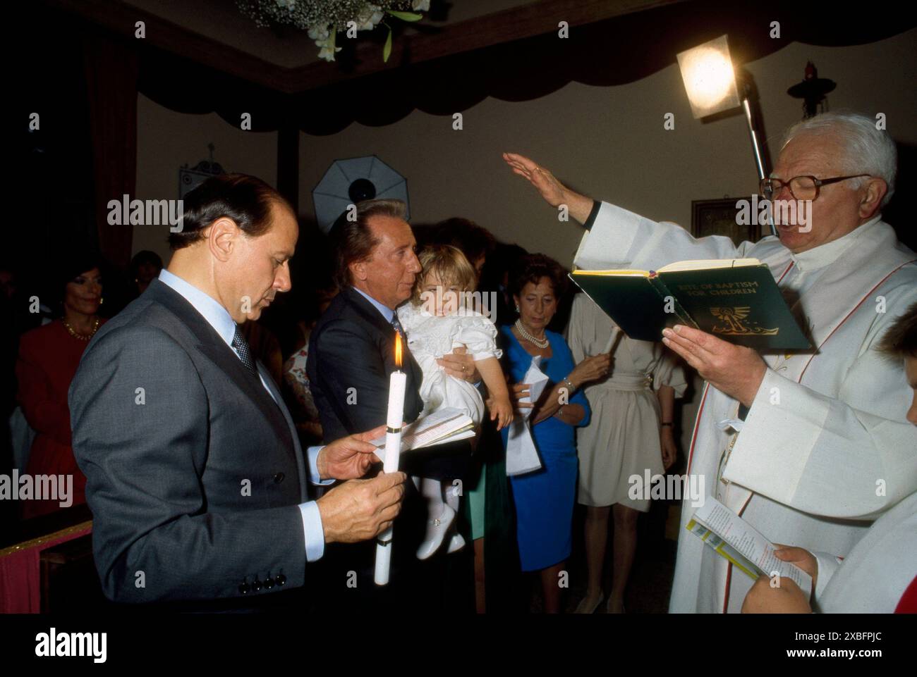 © Europa press/lapresse archivio storico spettacolo televisione Milano anno 1990 Mike Bongiorno nella foto: Mike Bongiorno al battesimo del figlio Leonardo, il cui padrino Silvio Berlusconi crediti: LaPresse/Alamy Live News Foto Stock