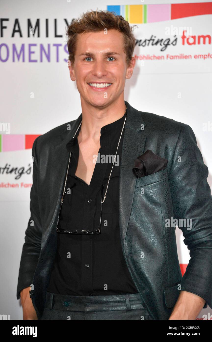 Spettacolo di moda per famiglie di Lukas Sauer bei der Ernsting 2024 im Hotel Atlantic. Amburgo, 11.06.2024 *** Lukas Sauer alla fiera di moda di famiglia Ernsting 2024 presso l'Hotel Atlantic Hamburg, 11 06 2024 foto:Xn.xKubelkax/xFuturexImagex enrstings_4749_20240612 Foto Stock