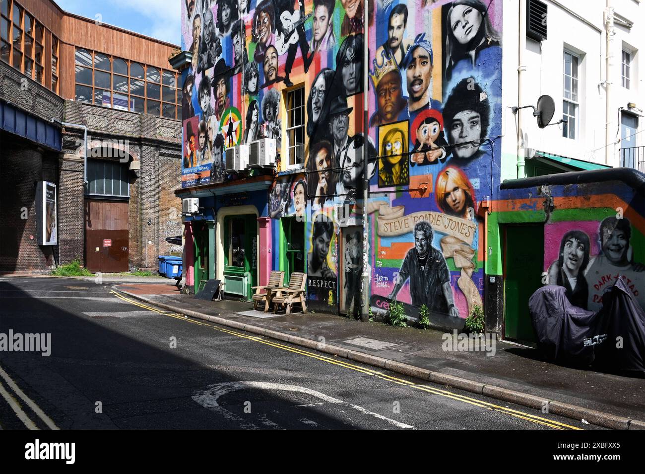 Pub The Prince Albert mit Graffitis von verstorbenen Musikern, North Laine, Brighton, Inghilterra *** Pub The Prince Albert con graffiti di musicisti deceduti, North Laine, Brighton, Inghilterra Foto Stock