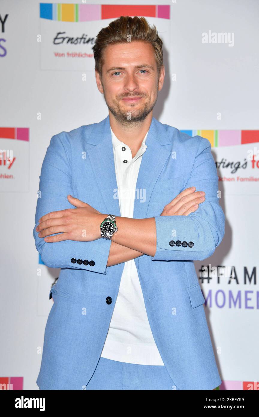 Sfilata di moda per famiglie di Jörn Schlönvoigt bei der Ernsting 2024 im Hotel Atlantic. Amburgo, 11.06.2024 *** Jörn Schlönvoigt al Family Fashion Show di Ernsting 2024 presso l'Hotel Atlantic Hamburg, 11 06 2024 foto:Xn.xKubelkax/xFuturexImagex enrstings_4776_20240612 Foto Stock