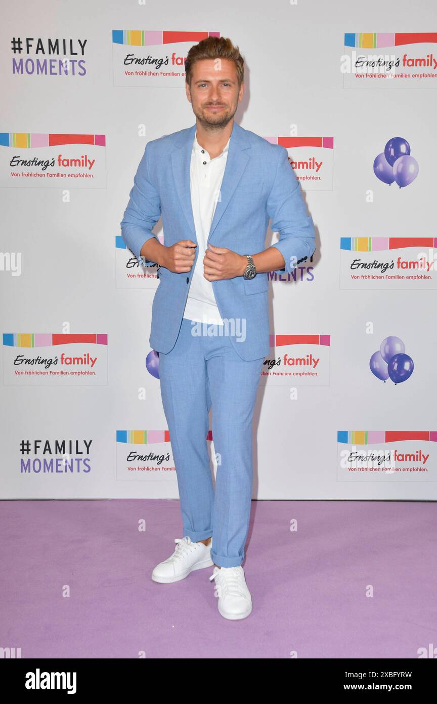 Sfilata di moda per famiglie di Jörn Schlönvoigt bei der Ernsting 2024 im Hotel Atlantic. Amburgo, 11.06.2024 *** Jörn Schlönvoigt al Family Fashion Show di Ernsting 2024 presso l'Hotel Atlantic Hamburg, 11 06 2024 foto:Xn.xKubelkax/xFuturexImagex enrstings_4774_20240612 Foto Stock