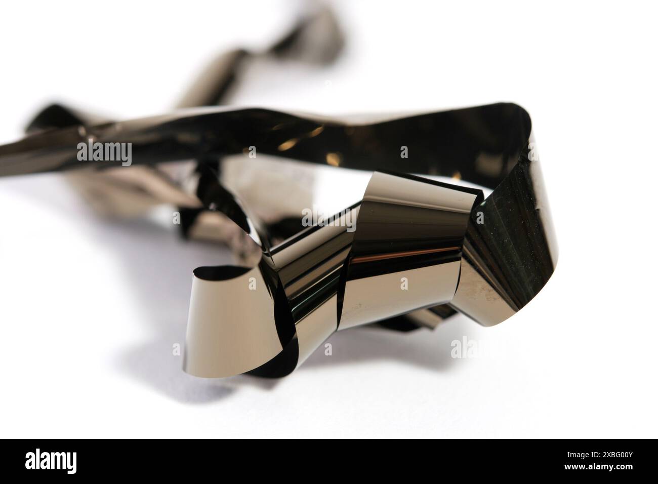 Nastro di registrazione video DV attorcigliato e danneggiato Foto Stock