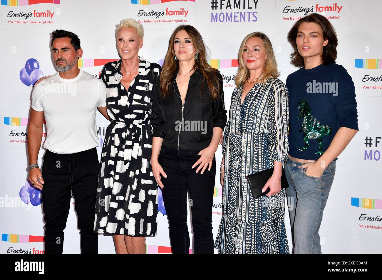 Mattia Dessi, Brigitte Nielsen, Elizabeth Hurley, Elisabeth Röhm e Damian Hurley bei der Ernsting's Family Fashion Show 2024 im Hotel Atlantic. Amburgo, 11.06.2024 *** Mattia Dessi, Brigitte Nielsen, Elizabeth Hurley, Elisabeth Röhm e Damian Hurley alla Ernsting S Family Fashion Show 2024 presso l'Hotel Atlantic Hamburg, 11 06 2024 foto:Xn.xKubelkax/xFuturexImagex Enrstings_4841_20240612 Foto Stock