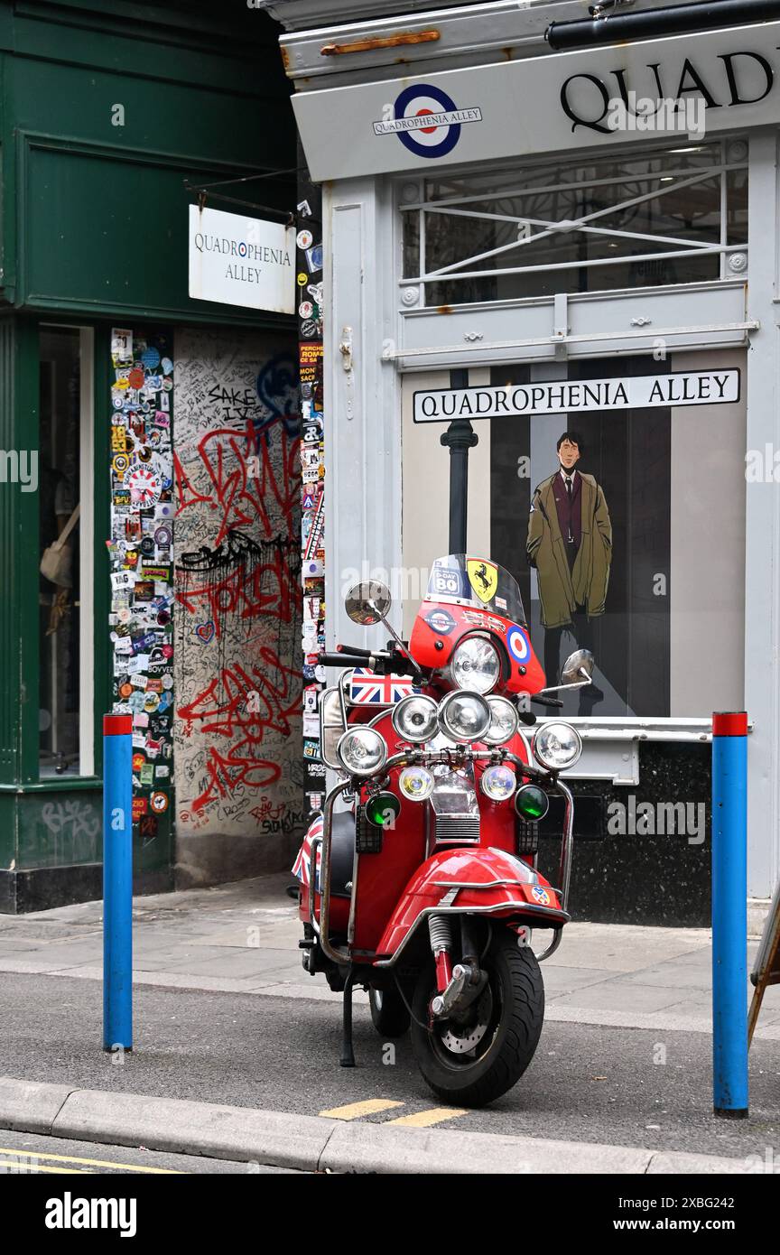 Motorroller vor der Quadrophenia Alley, Brighton, Inghilterra *** Scooter di fronte a Quadrophenia Alley, Brighton, Inghilterra Foto Stock