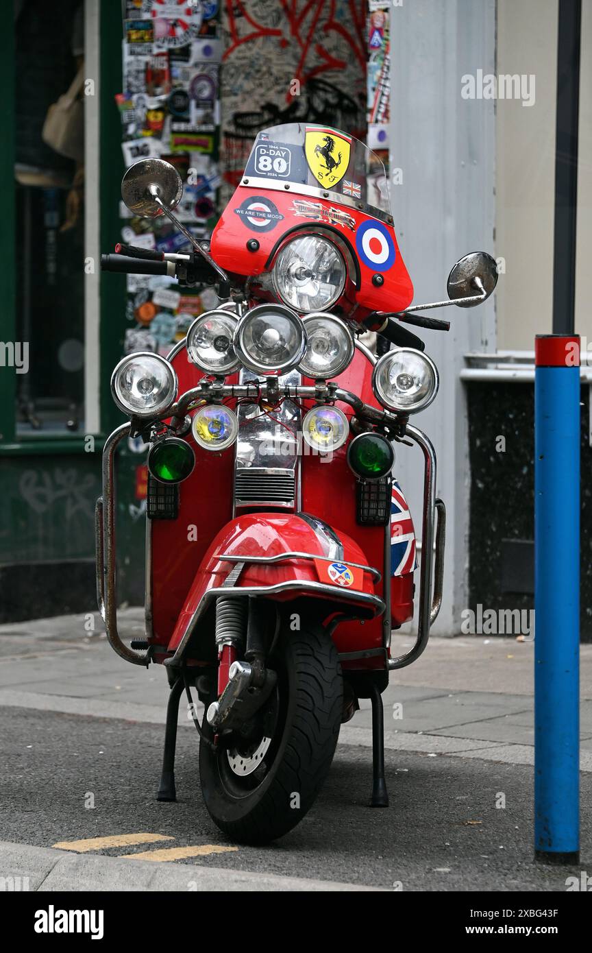 Scooter di fronte a Quadrophenia Alley, Brighton, Inghilterra Foto Stock