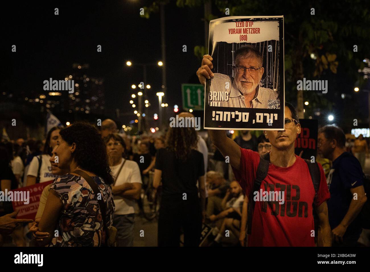 Gli israeliani protestano contro il governo di Netanyahu, chiedendo un accordo con gli ostaggi. Tel Aviv, giugno 2024/ Foto Stock