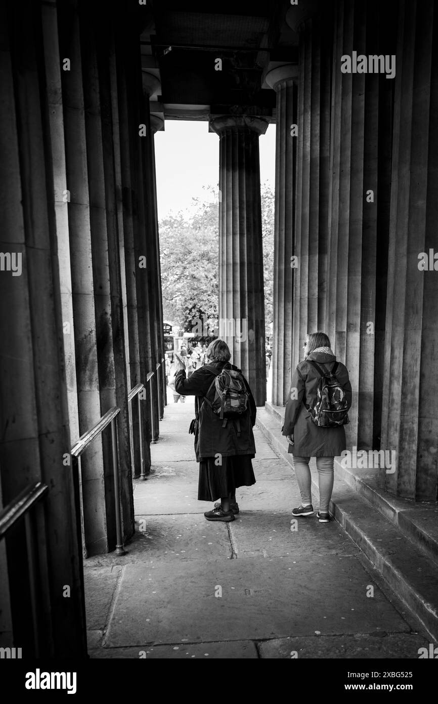 Turisti fuori dalla Royal Scottish Academy in Princes Street, Edimburgo, Scozia Foto Stock